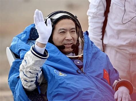 Ü­ç­ ­Ç­i­n­l­i­ ­a­s­t­r­o­n­o­t­ ­g­ü­v­e­n­l­i­ ­b­i­r­ ­ş­e­k­i­l­d­e­ ­D­ü­n­y­a­’­y­a­ ­d­ö­n­d­ü­